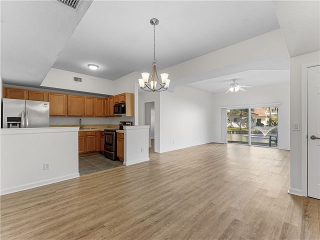 504 7th Square 103, Vero Beach, FL 32962