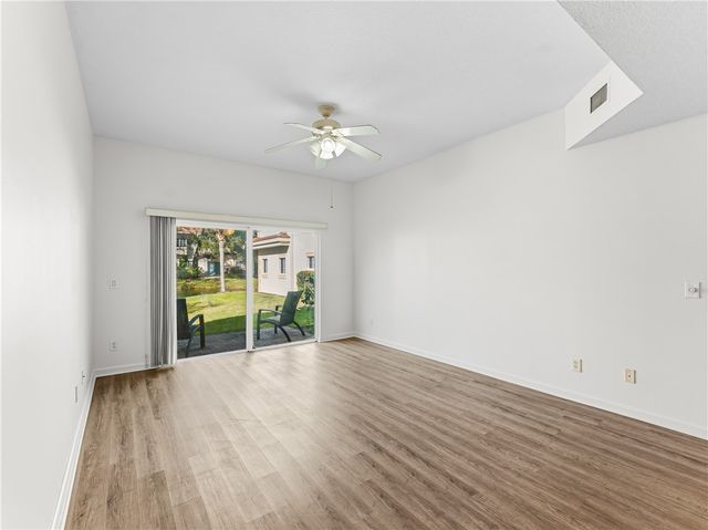 504 7th Square 103, Vero Beach, FL 32962