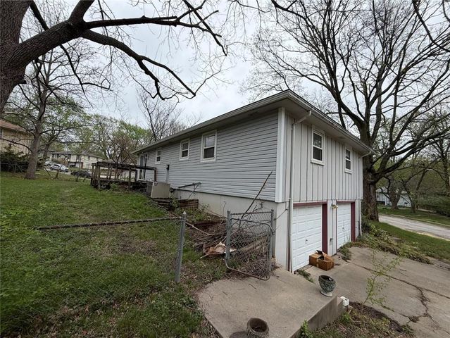 2009 SE Abbey Street, Blue Springs, MO 64014