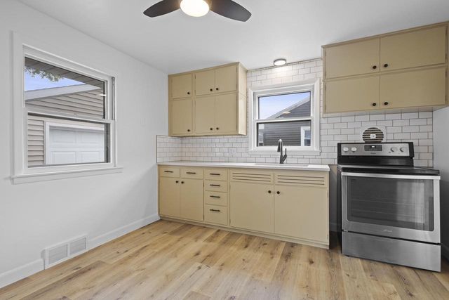 405 E 17TH STREET, Kaukauna, WI 54130