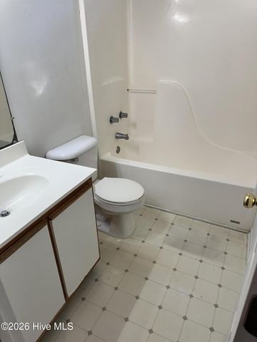 406 Winners Circle N, Jacksonville, NC 28546