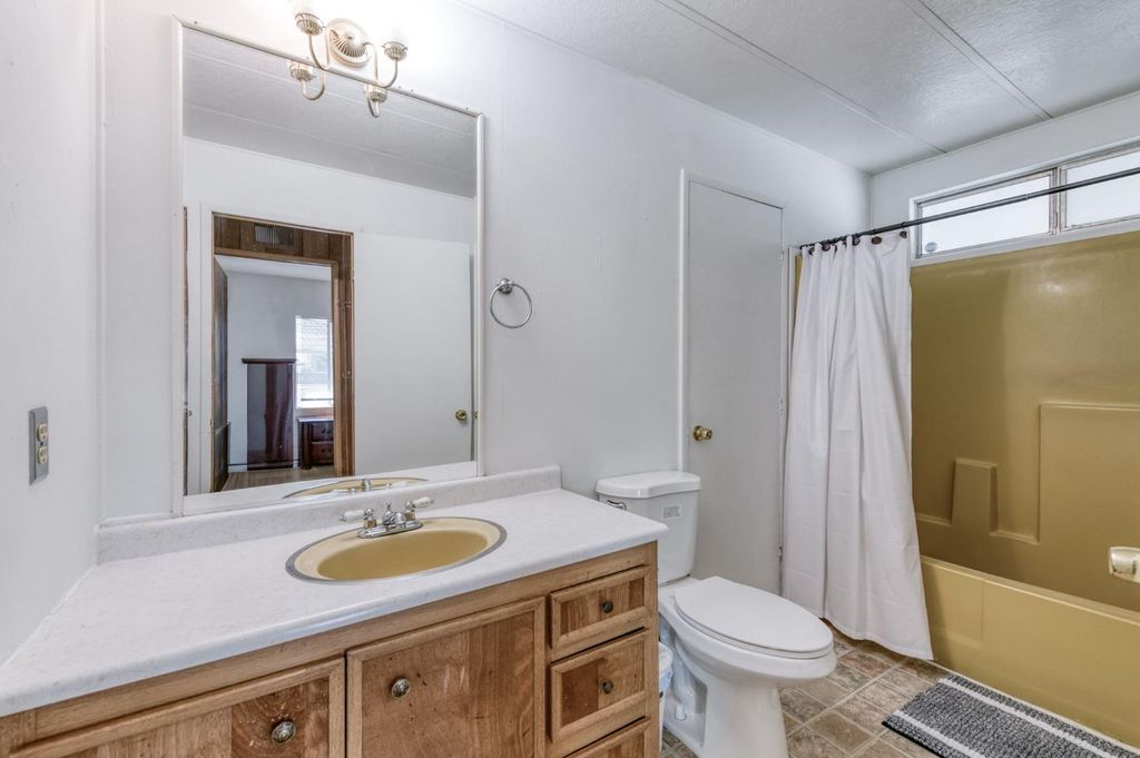 Image 10 of property listing at 2575 S Willow Avenue # 137, Fresno, CA 93725