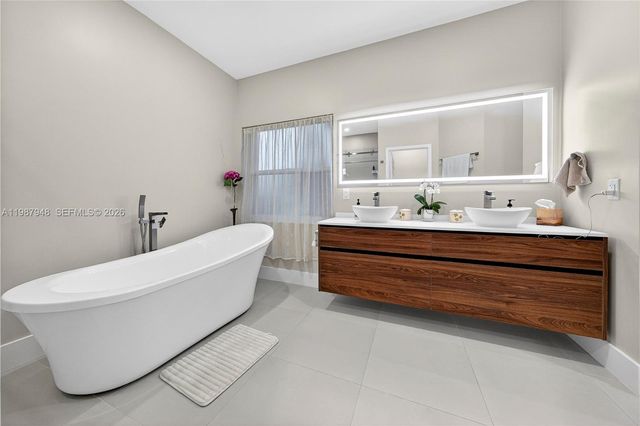 1511 NW 168th Ave, Pembroke Pines, FL 33028