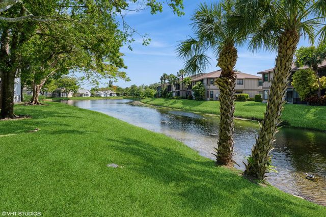 805 Harbour Pointe Way, Greenacres, FL 33413
