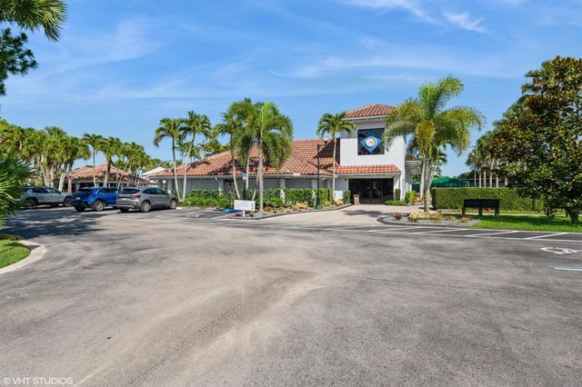 805 Harbour Pointe Way, Greenacres, FL 33413