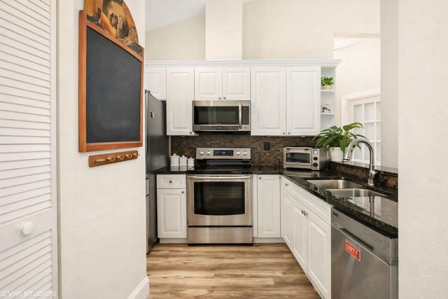 805 Harbour Pointe Way, Greenacres, FL 33413