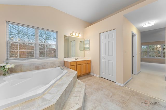 14200 Oakwood Court, Libertyville, IL 60048