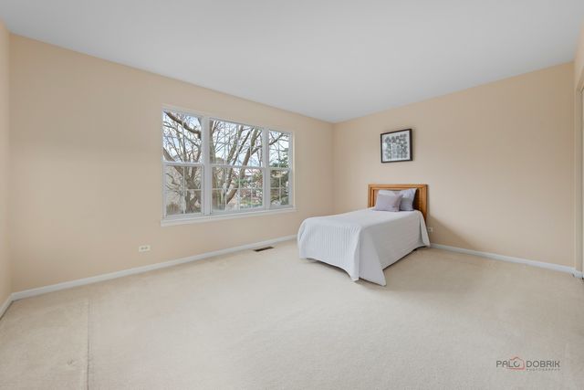 14200 Oakwood Court, Libertyville, IL 60048