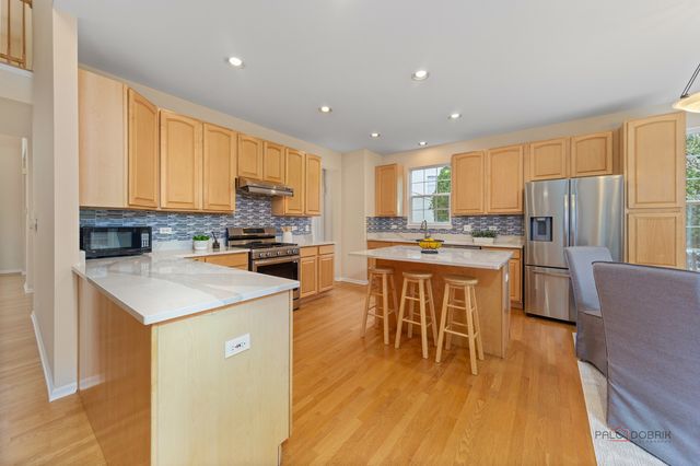 14200 Oakwood Court, Libertyville, IL 60048