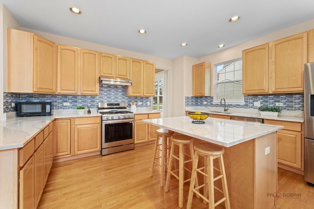 14200 Oakwood Court, Libertyville, IL 60048