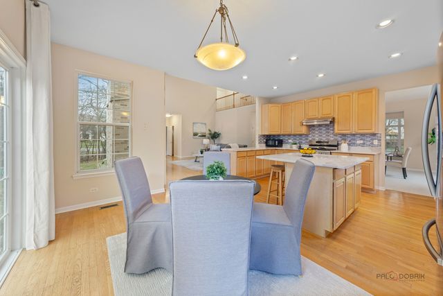 14200 Oakwood Court, Libertyville, IL 60048