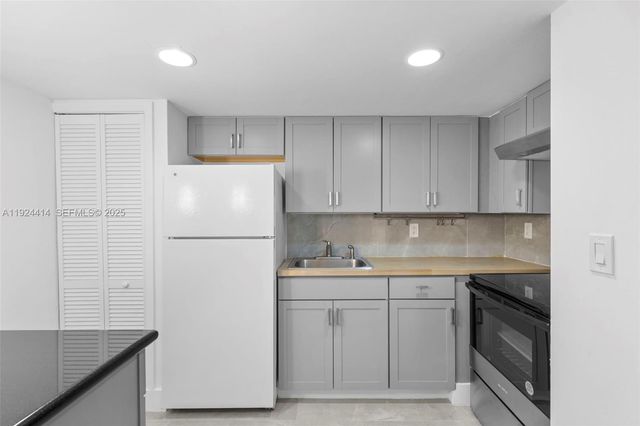 4335 NW South Tamiami Canal Dr 405, Miami, FL 33126