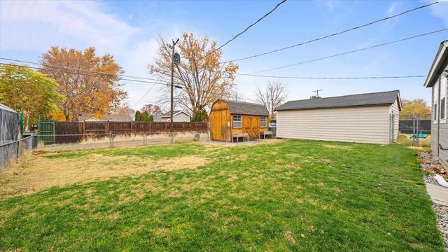 1922 Highland Dr, Prosser, WA 99350