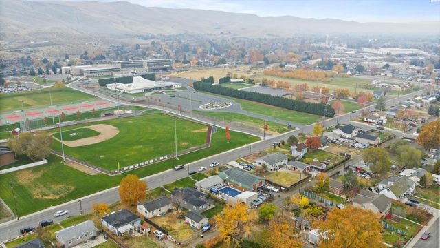 1922 Highland Dr, Prosser, WA 99350