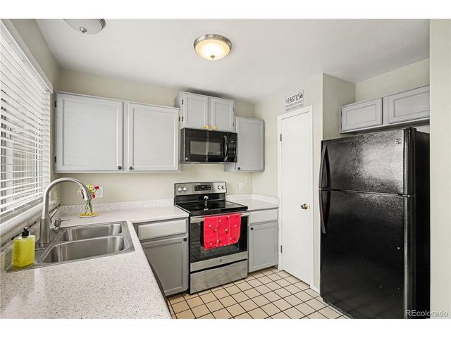 828 Summer Dr, Highlands Ranch, CO 80126