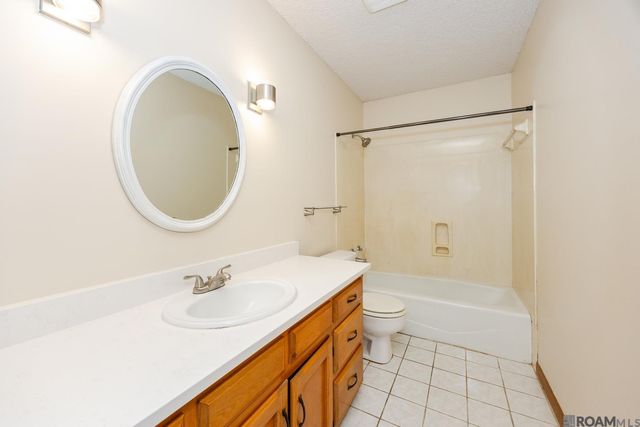 10453 Shadowlake Dr, Geismar, LA 70734