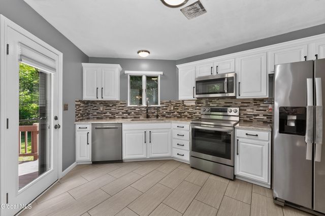 15 Arbor Lane, Clifton Park, NY 12065