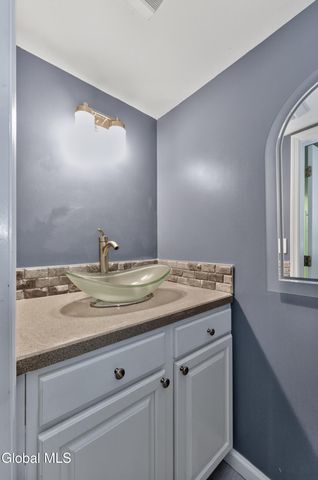 15 Arbor Lane, Clifton Park, NY 12065