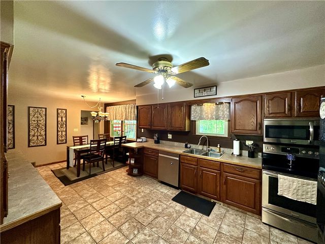 3442 Carmela Dr, Neshannock Twp, PA 16105