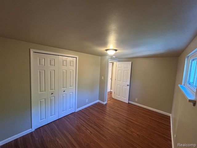 6182 Surrey Lane, Burton, MI 48519