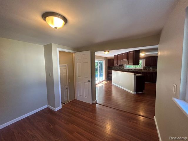 6182 Surrey Lane, Burton, MI 48519