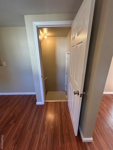 6182 Surrey Lane, Burton, MI 48519