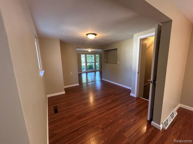 6182 Surrey Lane, Burton, MI 48519
