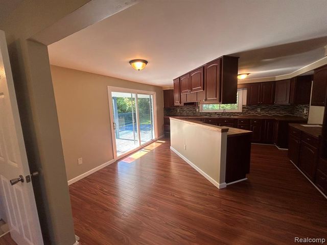 6182 Surrey Lane, Burton, MI 48519