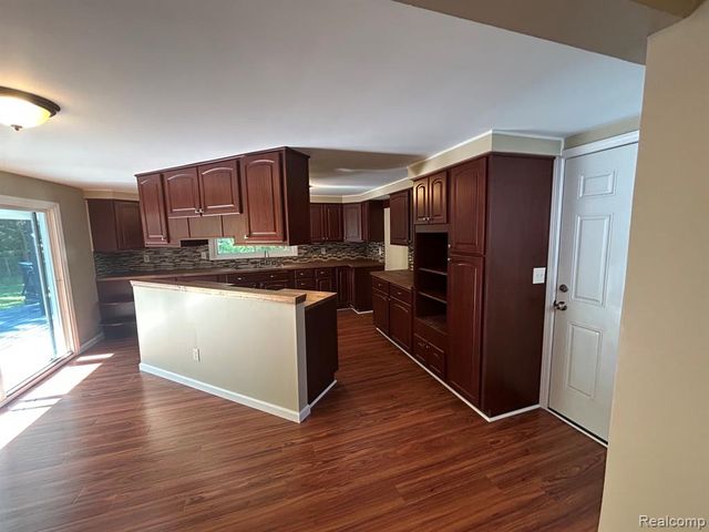 6182 Surrey Lane, Burton, MI 48519
