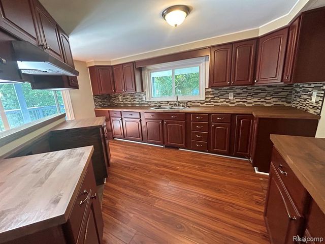 6182 Surrey Lane, Burton, MI 48519