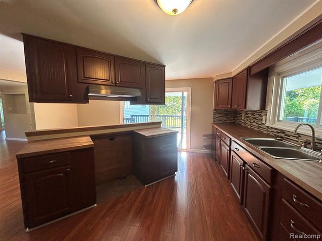 6182 Surrey Lane, Burton, MI 48519