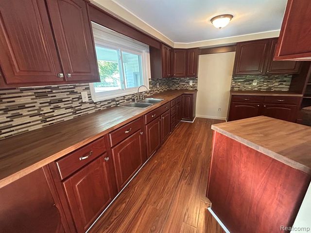 6182 Surrey Lane, Burton, MI 48519