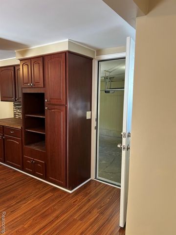 6182 Surrey Lane, Burton, MI 48519