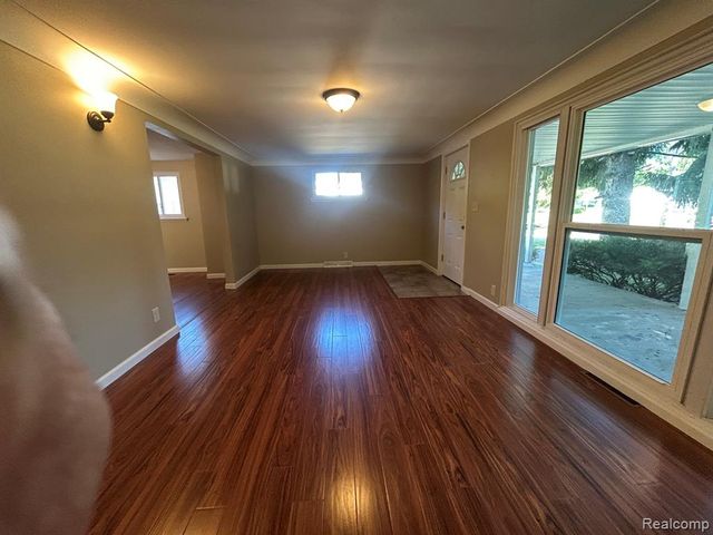 6182 Surrey Lane, Burton, MI 48519