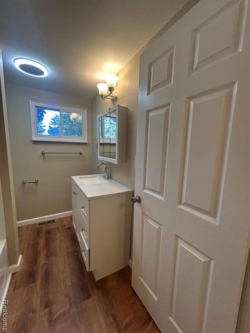 6182 Surrey Lane, Burton, MI 48519