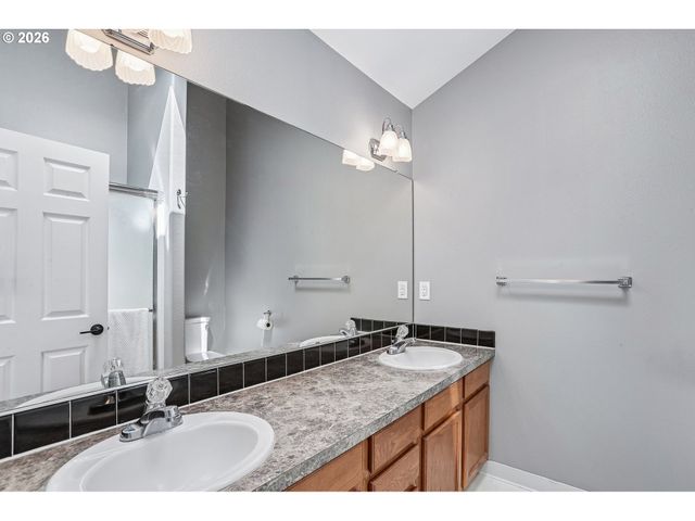 1237 Ne CEDAR RIDGE Loop, Vancouver, WA 98664