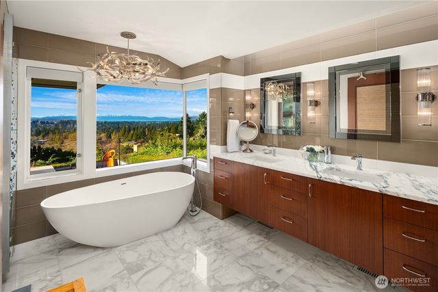 9600 NE 28th Street, Clyde Hill, WA 98004