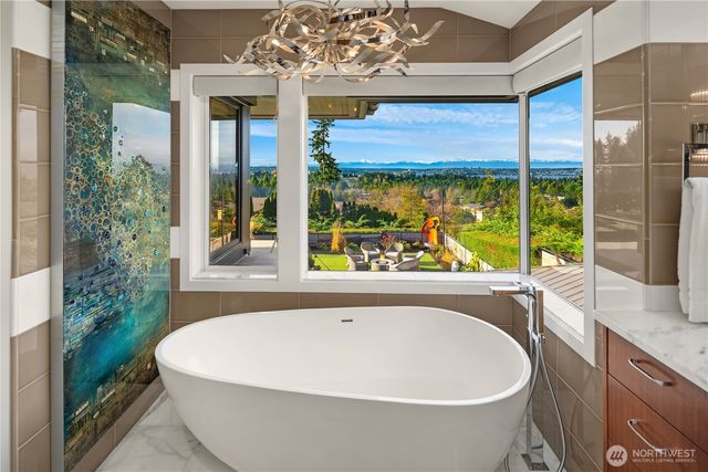 9600 NE 28th Street, Clyde Hill, WA 98004