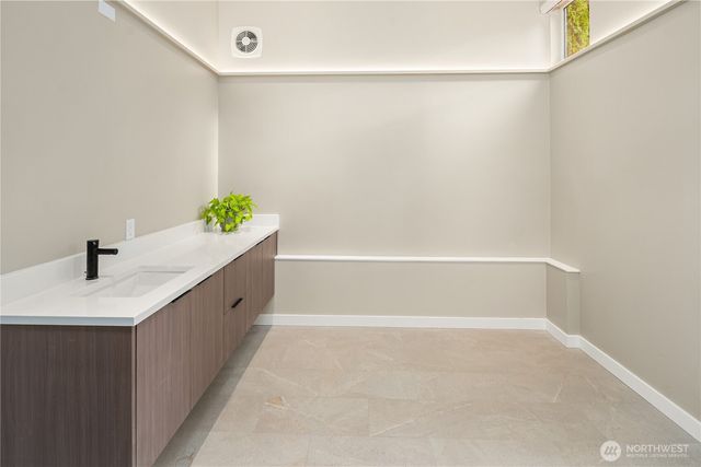 9600 NE 28th Street, Clyde Hill, WA 98004