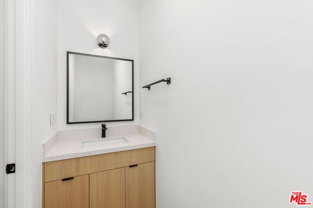 5223 W 20th Street, Los Angeles, CA 90016