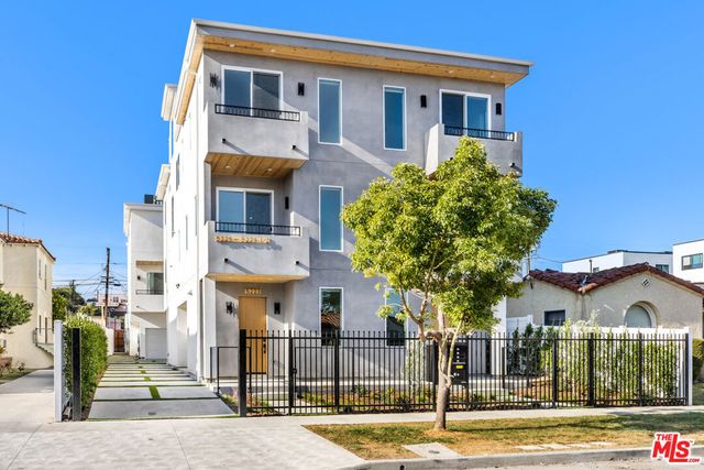 5223 W 20th Street, Los Angeles, CA 90016