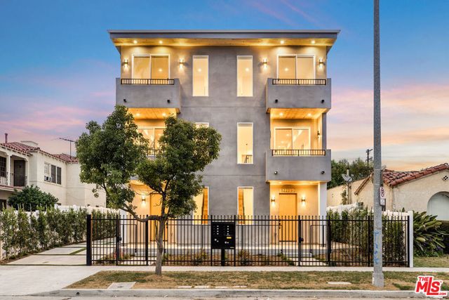 5223 W 20th Street, Los Angeles, CA 90016