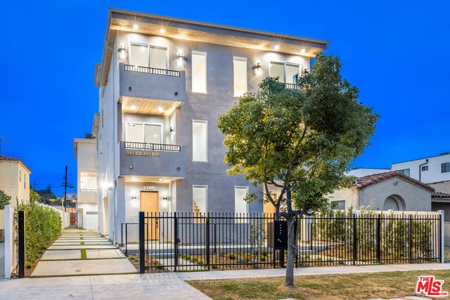 5223 W 20th Street, Los Angeles, CA 90016