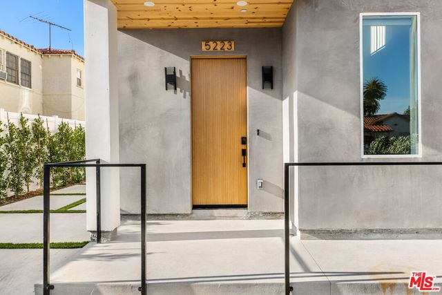 5223 W 20th Street, Los Angeles, CA 90016