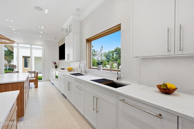 13 Johnston Street, Oakhurst, NJ 07755