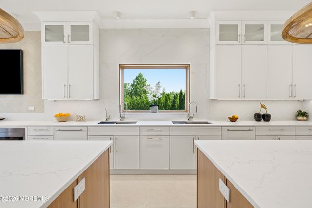 13 Johnston Street, Oakhurst, NJ 07755