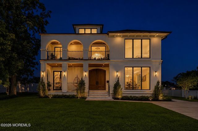 13 Johnston Street, Oakhurst, NJ 07755