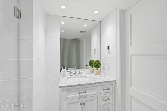 13 Johnston Street, Oakhurst, NJ 07755