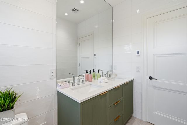 13 Johnston Street, Oakhurst, NJ 07755