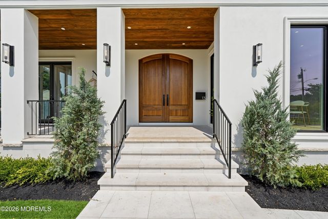 13 Johnston Street, Oakhurst, NJ 07755